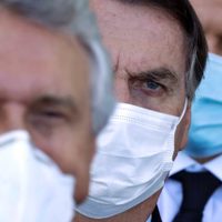 Bolsonaro contradice a su nuevo ministro de Salud: "quedándose en casa no se soluciona" el covid-19