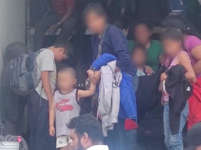INM rescata a 215 migrantes abandonados dentro de un tráiler en Veracruz