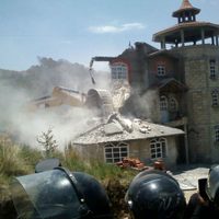 Irrumpe Higa con fuerza pública a Xochicuautla; derriba viviendas pese a amparos