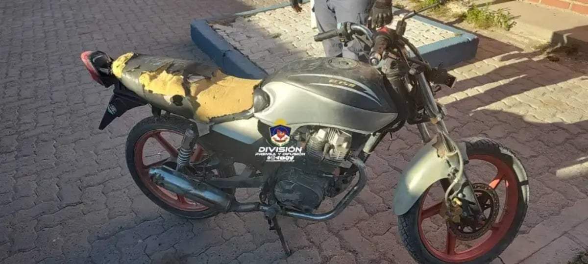 El joven circulaba en una motocicleta sin patente, luces ni papeles. Fuente: (Policía de Neuquén)