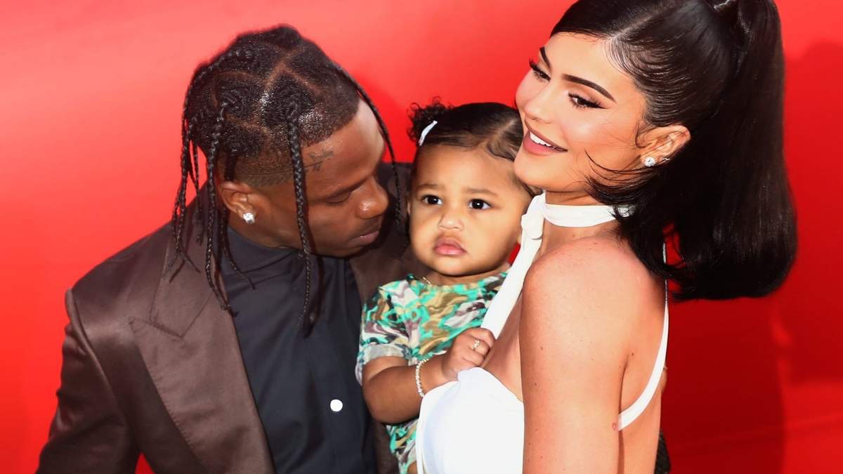 Travis Scott y Kylie Jenner con Stormi, su hija. Fuente: (Twitter)