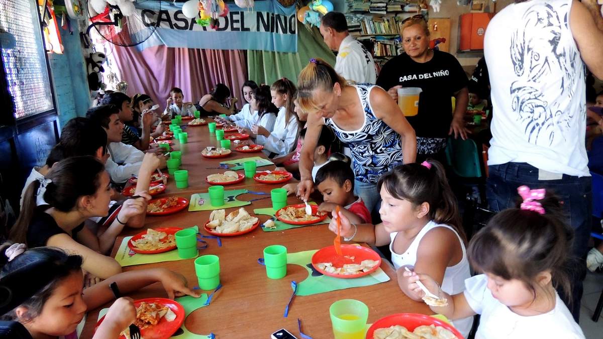 Miles de familias se alimentan en los comedores comunitarios. Fuente: (X)