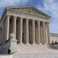 Corte Suprema permite a Trump despedir a casi mil 400 empleados del Departamento de Educación