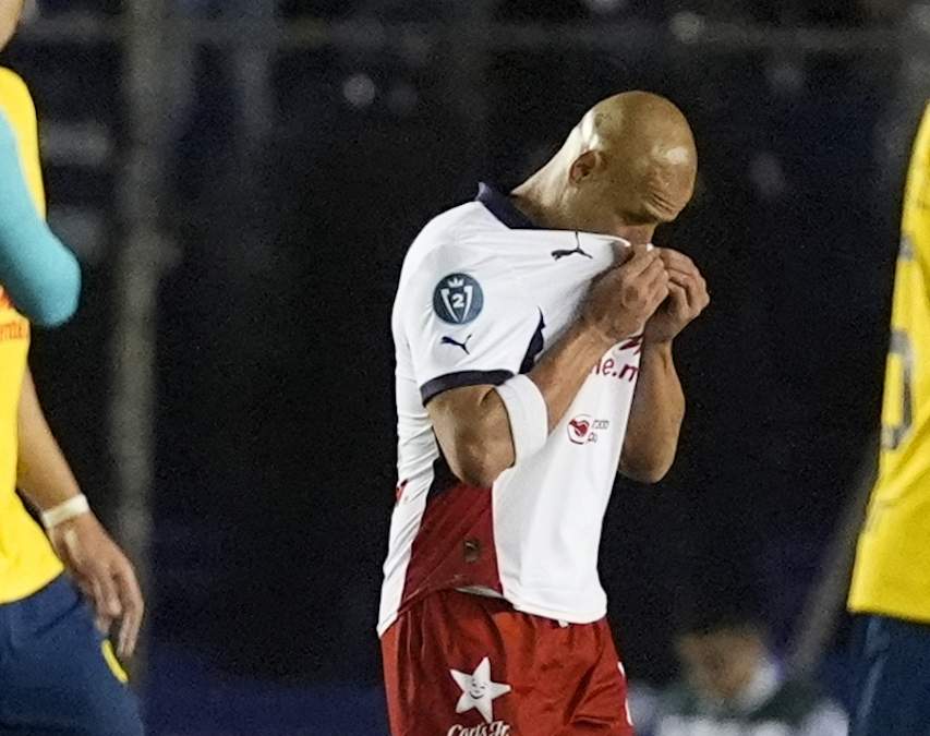 Javier Hernández del Guadalajara reacciona tras perder con el América por los octavos de final de la Copa de Campeones de la Concacaf