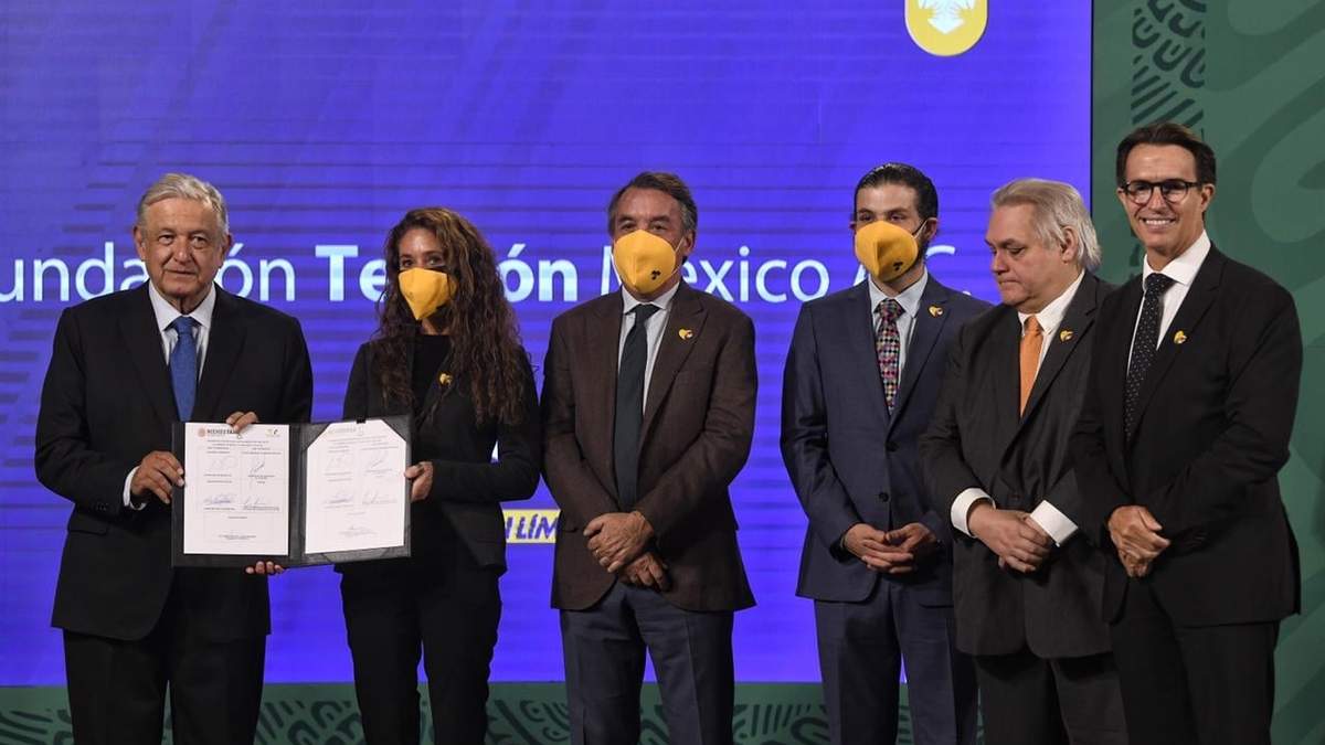 La firma del convenio entre el gobierno y la fundación Teletón