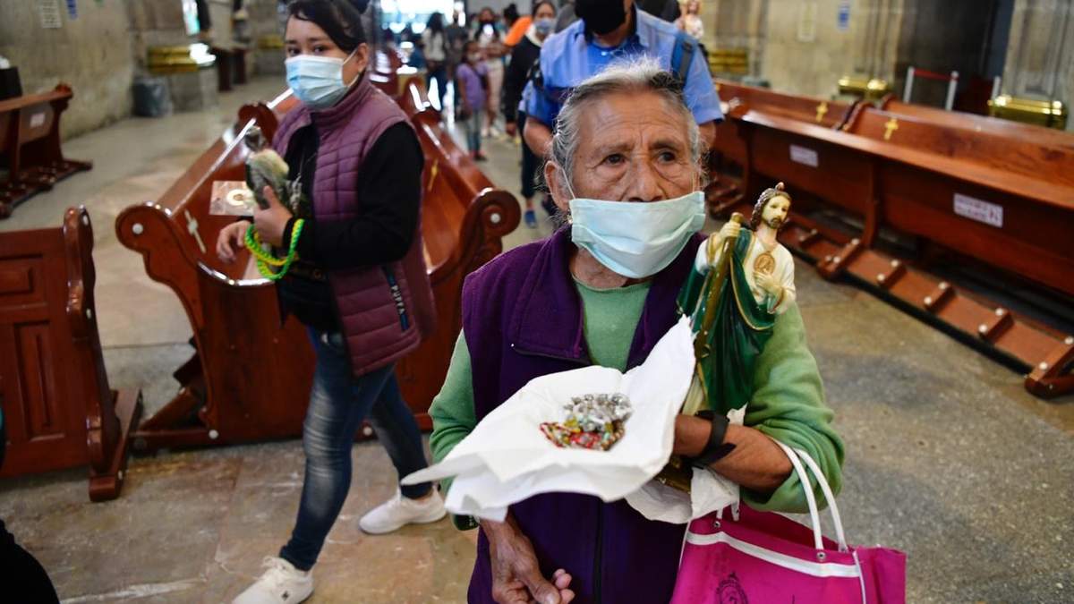 Fieles en la iglesia de San Hipólito, en la Ciudad de México