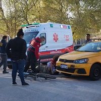 Un adolescente iba en bicicleta a la escuela y chocó con un taxi