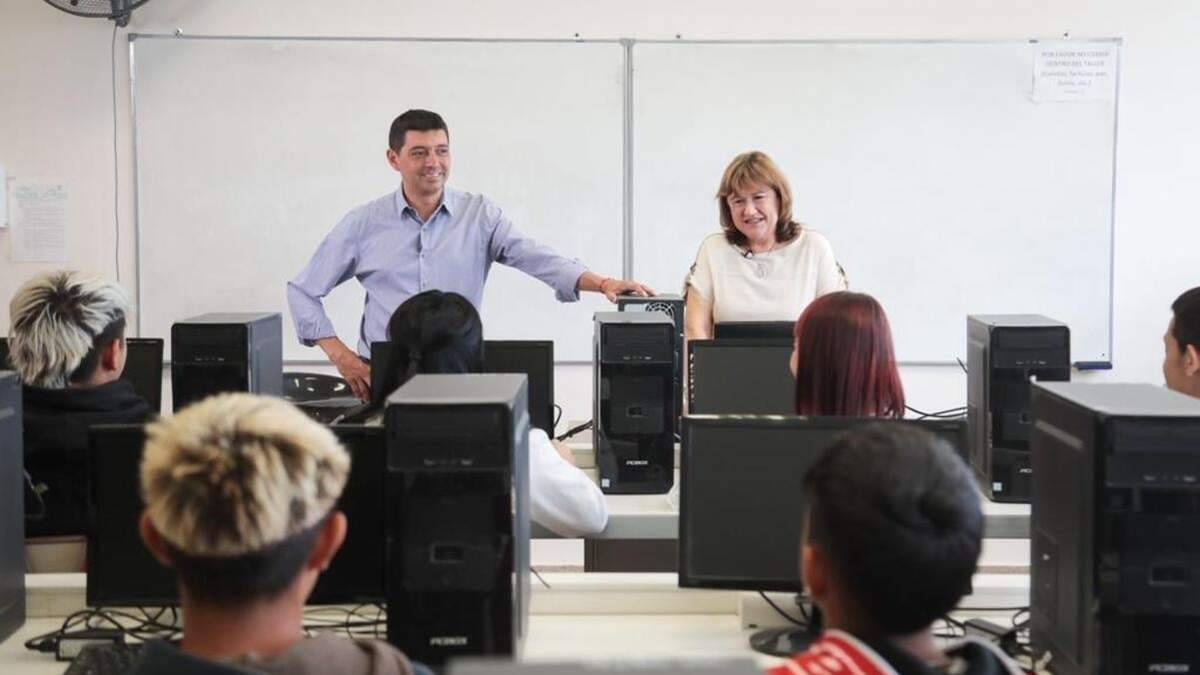 El candidato a gobernador por el Movimiento Popular Neuquino (MPN), Marcos Koopmann, y su compañera de fórmula, Ana Pechen. Fuente: (Facebook)