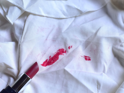 Decile adiós a las manchas de labial: el truco casero que salva tu ropa favorita en minutos