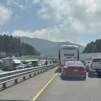 Habitantes de Huixquilucan cierran la autopista México-Toluca