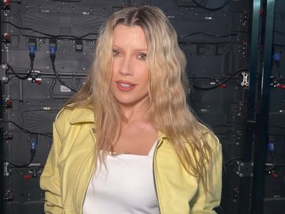Laurita Fernández luce los zapatos que seguro tenés guardados en el placard y no sabés cómo combinar