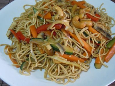 Sin ensuciar más que un sartén, hacé este wok de fideos ideal para sumar verduras a tu dieta, sin esfuerzos