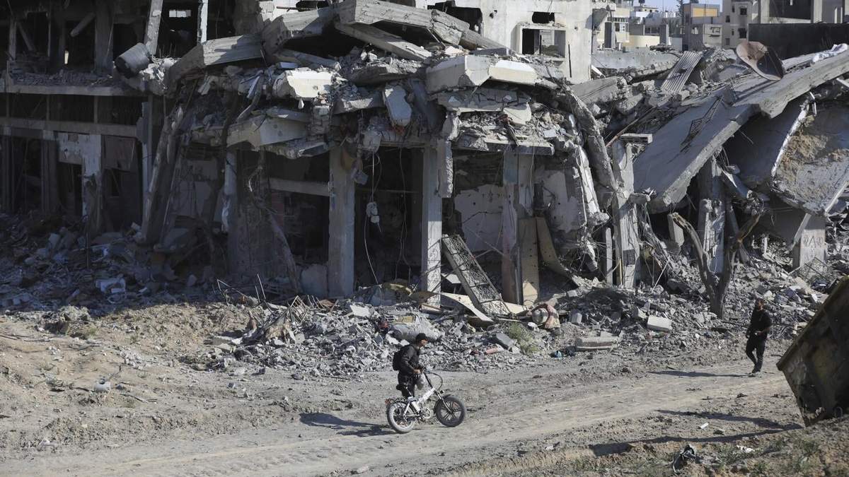 Palestinos caminan en medio de la destrucción dejada por ofensiva terrestre y aérea israelí tras su retirada de Jan Yunis, en el sur de la Franja de Gaza