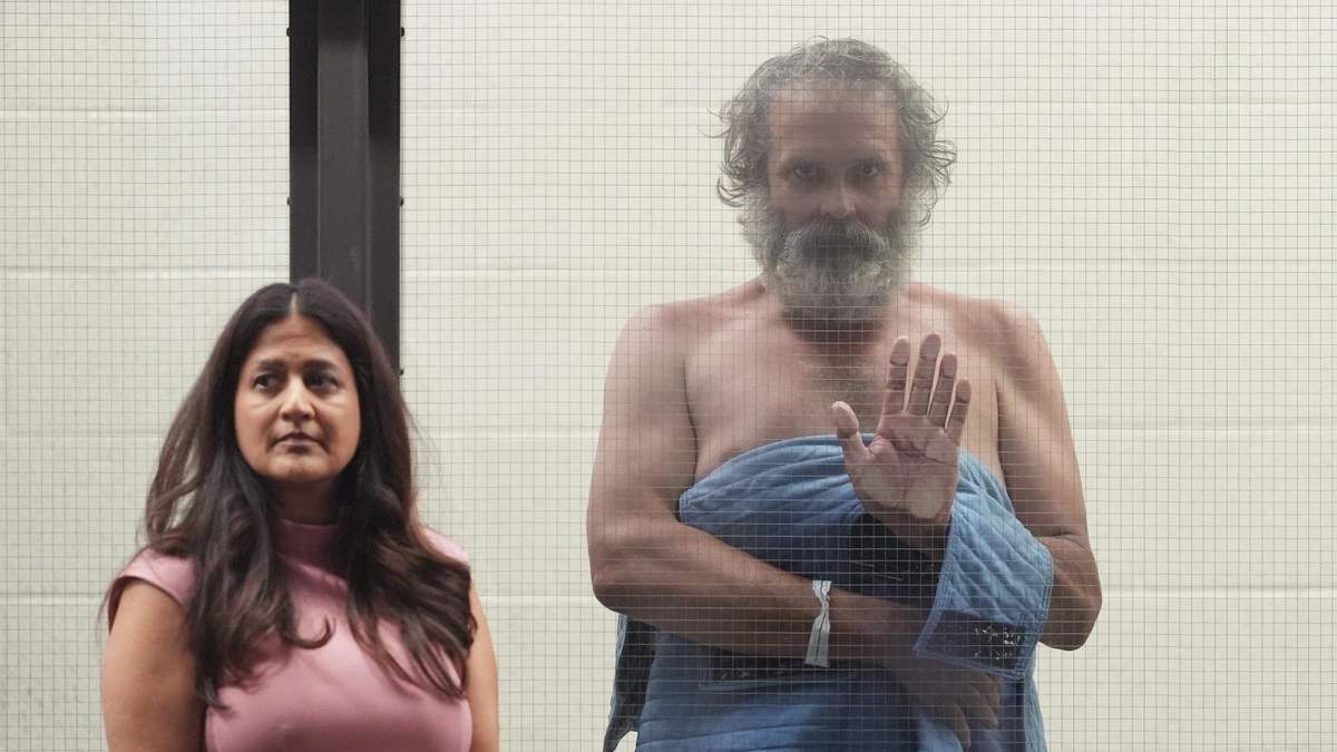 Presunto acosador de Jennifer Aniston aparece en la corte sin camisa y ordenan una evaluación mental