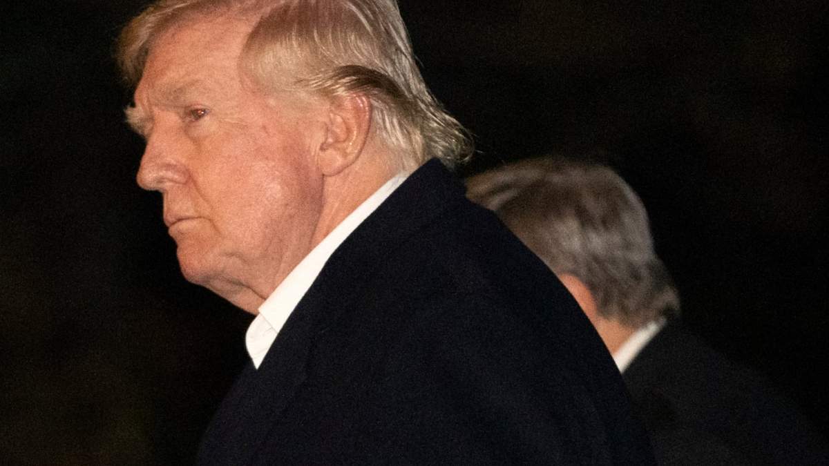 El presidente Donald Trump camina por el Jardín Sur de la Casa Blanca, el domingo 2 de marzo de 2025 en Washington, tras volver de un viaje a Florida