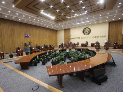 Por falta de recursos, el INE pospone la consulta de revocación de mandato