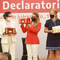 Gobernadora de Guerrero recibe denominación de origen de las Lacas de Olinalá