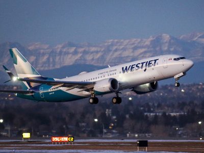 La aerolínea canadiense WestJet cancela más de 400 vuelos por una huelga inesperada de mecánicos