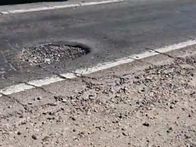 Video: un bache peligroso pone en riesgo a motociclistas a la altura de Fray Luis Beltrán