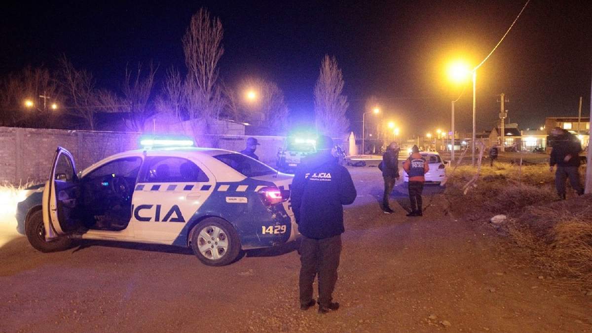 Hasta altas horas de la noche trabajó en el lugar del hecho personal policial. Fuente: (Zapala 8340).