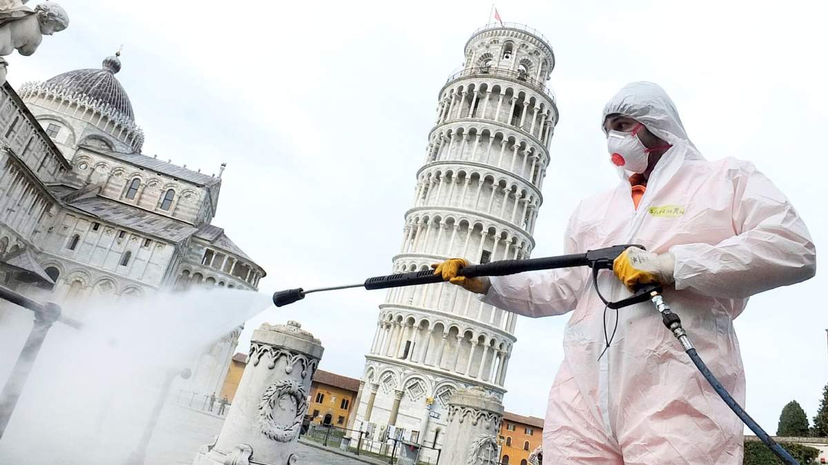 Un trabajador sanitiza un área común en Roma, Italia. Fuente: (Twitter)