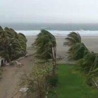 Agatha toca tierra en Oaxaca como huracán categoría 2 (Videos)