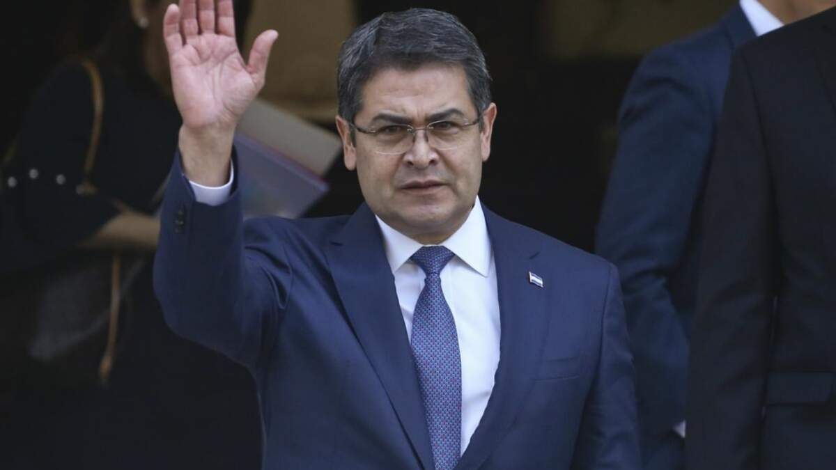 El presidente hondureño Juan Orlando Hernández saluda a su salida de la Academia Diplomática de Chile, donde se reunió con el presidente electo Sebastián Piñera el sábado 10 de marzo de 2018