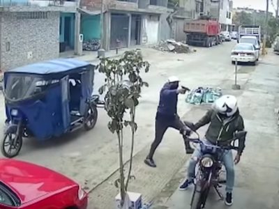 Albañiles lanzan un costal de cemento a sujetos que asaltaban a un motociclista