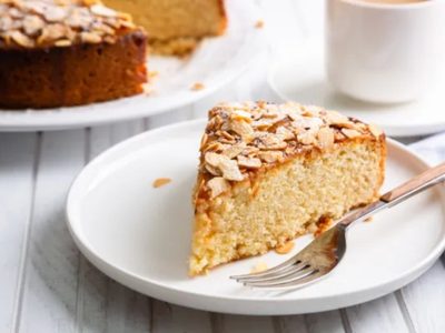 Bizcocho proteico con leche vegetal y claras: la receta fácil que va de diez con tu mate o café