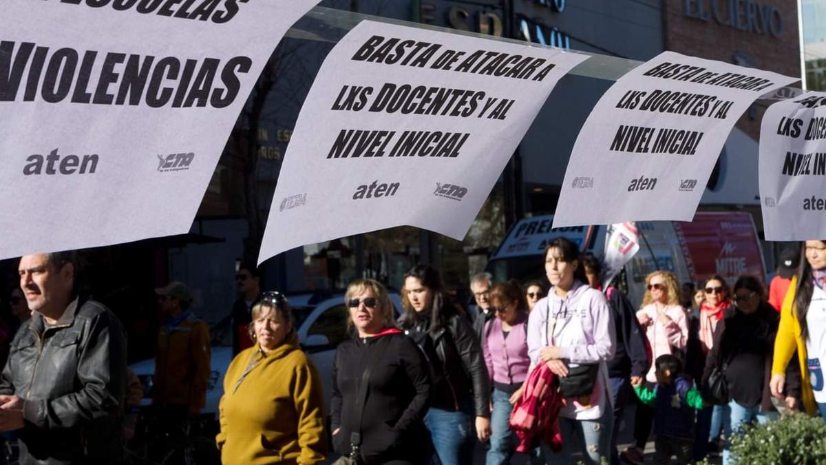 Docentes marcharon por el centro de la ciudad. Fuente: (Emiliano Ortiz)