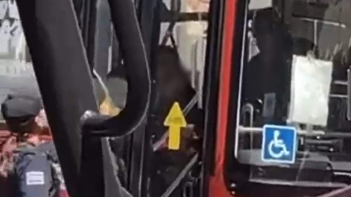 Un video muestra al sujeto amagando a la mujer
