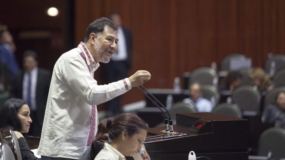Gerardo Fernández Noroña en tribuna