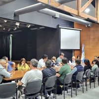 Tras las protestas, Llancafilo mantuvo un encuentro con las comunidades educativas de la EPET 14 y 1