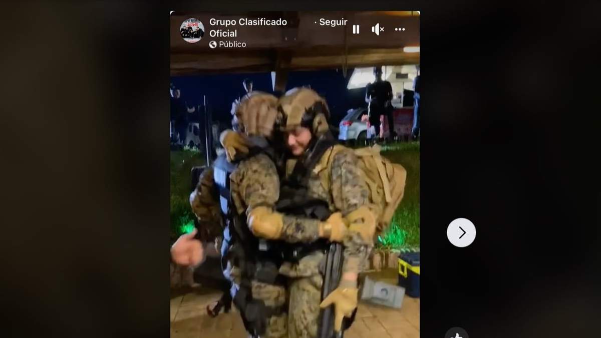 Presuntos marinos bailando en una supuesta fiesta de narcos