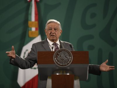 AMLO reconoce filtración al NYT sobre Línea 12 pero no "fuego amigo"; el dictamen, esta semana