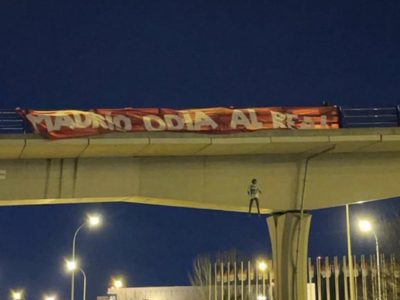 “Madrid odia al Real”: cuelgan muñeco con la playera de Vinicius Jr. en un puente