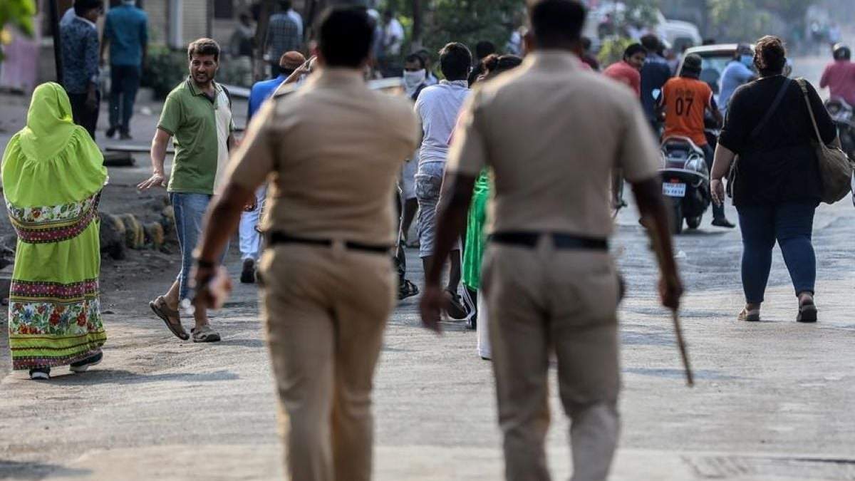 Policías en India