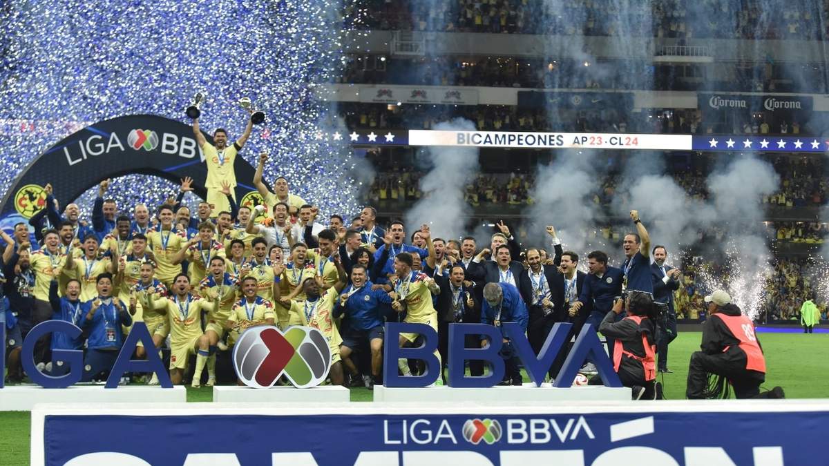 Los integrantes del Club América festejan su nuevo campeonato