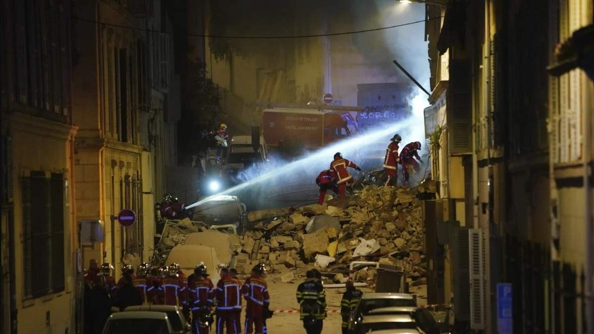Los bomberos trabajan tras el derrumbe de un edificio el domingo 9 de abril de 2023 en Marsella, en el sur de Francia. Un edificio residencia en la ciudad portuaria francesa de Marsella se derrumbó el domingo de madrugada en una fuerte explosión que se vio seguida por un incendio entre los escombros que complicaba las labores de rescate