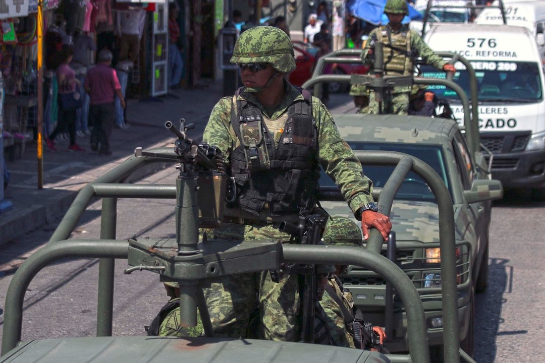Soldado metralleta Foto José Luis de la Cruz