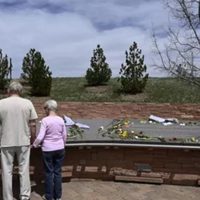 Biden conmemora 25 años de Columbine pidiendo al Congreso más restricciones a la posesión de armas