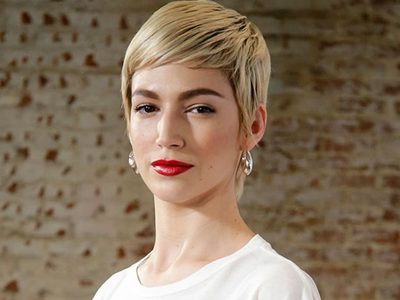 En esta primavera 2025 se impone un clásico renovado: el corte de cabello pixie en versión cobriza y decolorada