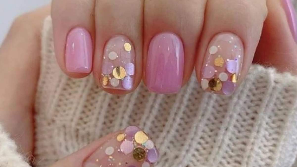 Cómo llevar las uñas confeti en esta temporada. Fuente: (X)