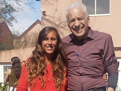 Fiel a su estilo: así es el austero árbol de Navidad de Alberto Cormillot y Estefanía Pasquini