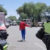 Motociclista armó balacera con policías porque no pudo pasar en bloqueo vial en avenida Tláhuac