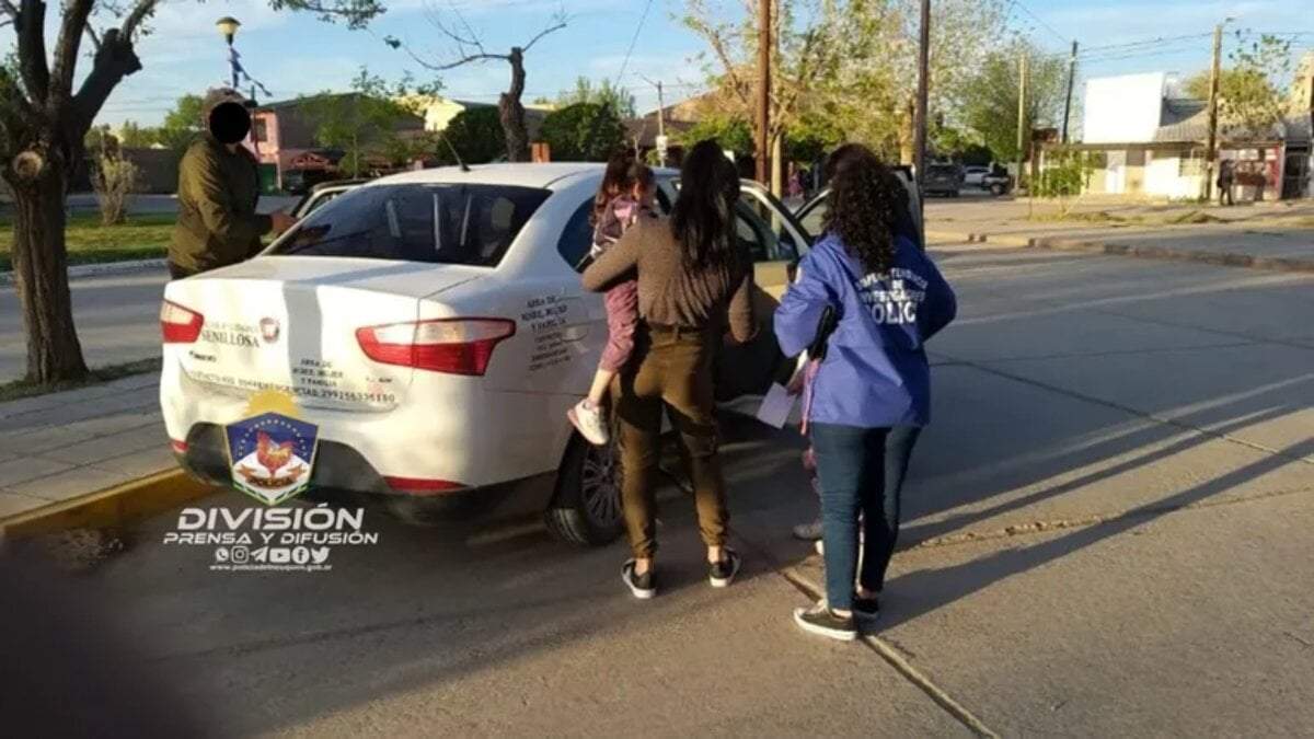 Hermanas encontradas por la Policía. Fuente: (Prensa Policía de Neuquén).