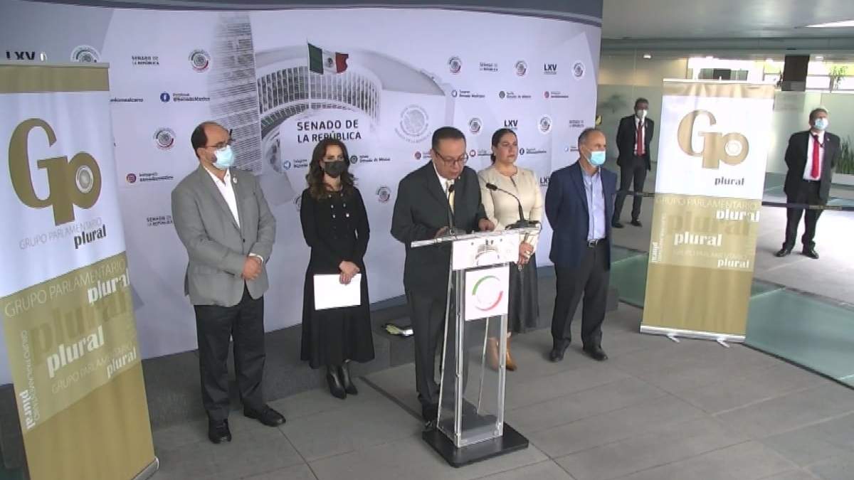 Los senadores integrantes del Grupo Plural en conferencia de prensa