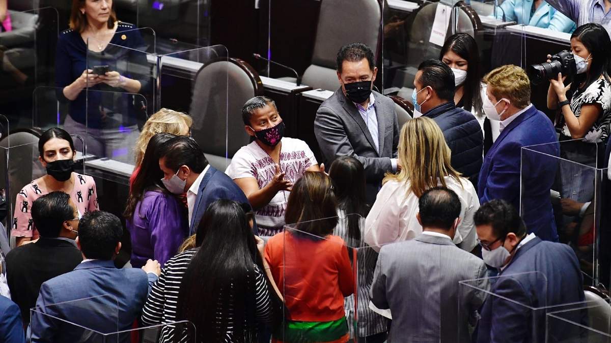 Diputados de diferentes partidos en la Cámara