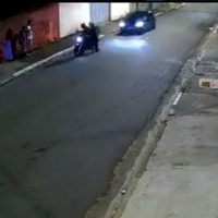 Un hombre atropella a dos ladrones que habían asaltado a sus sobrinos (Video)