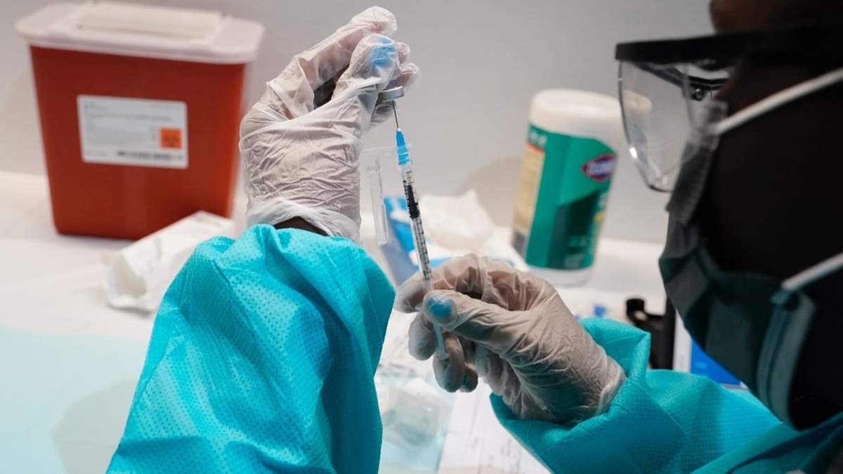 Enfermera prepara una vacuna Pfizer en NY